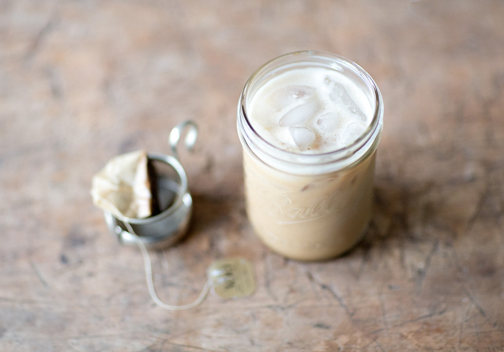 the elle in love, iced dirty chai tea latte, recipe